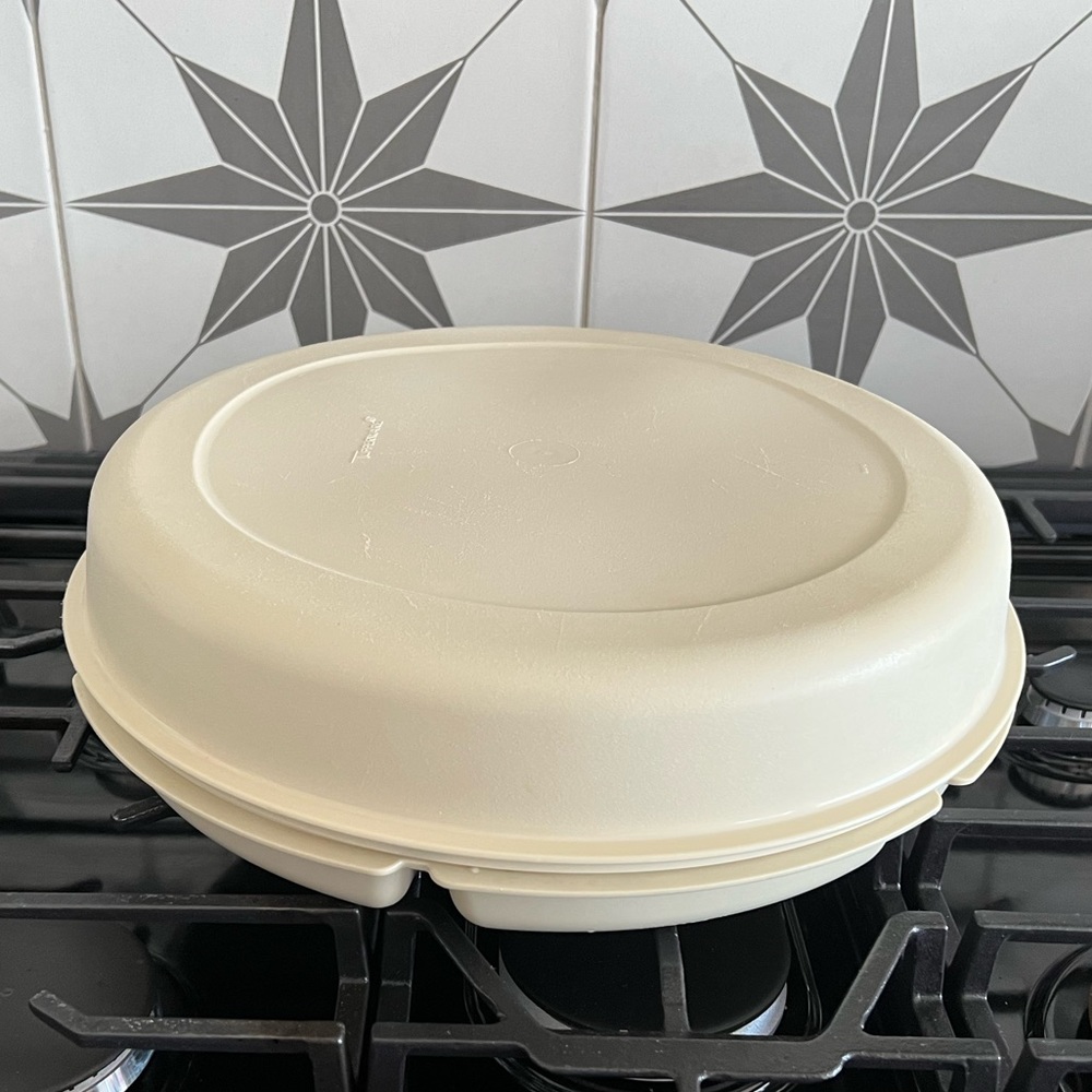 Tupperware SERVING CENTER® SET.